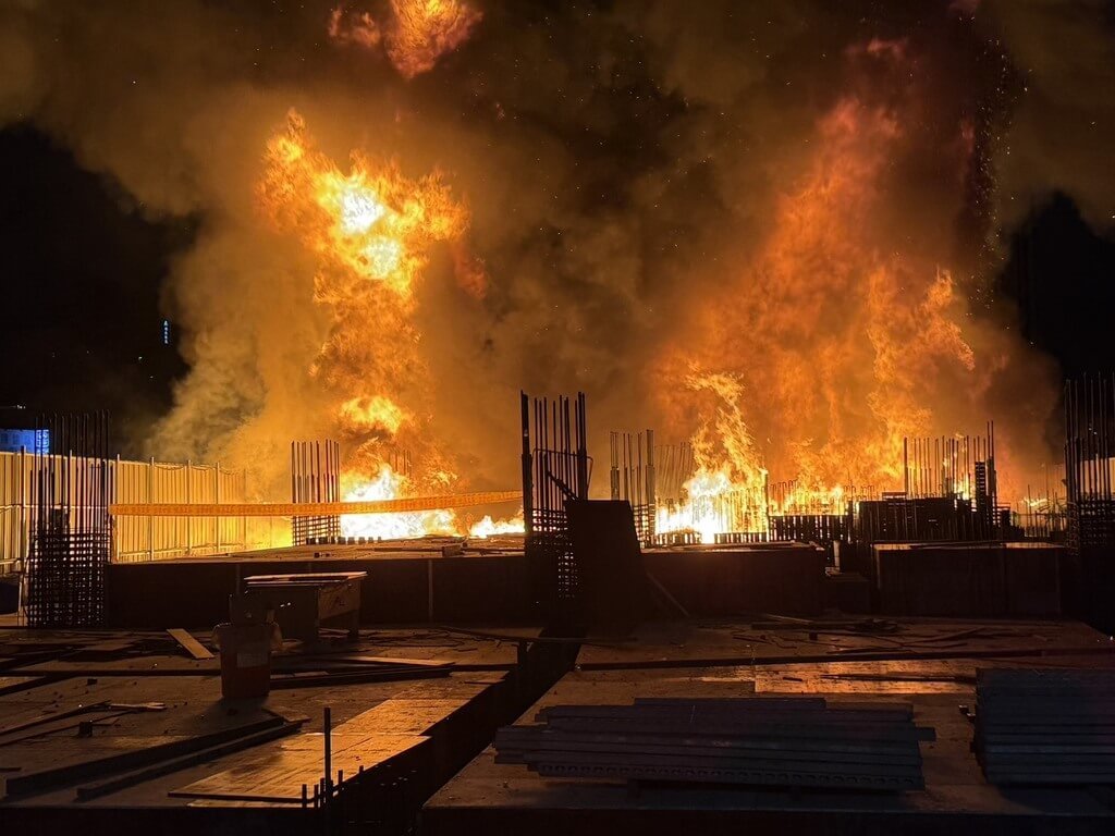 台中市北屯區山西路三段與梅川東路五段路口興建中的工地18日凌晨起火，火勢猛烈，消防局據報到場救援，幸無人員傷亡。（民眾提供）中央社記者郝雪卿傳真  114年5月18日