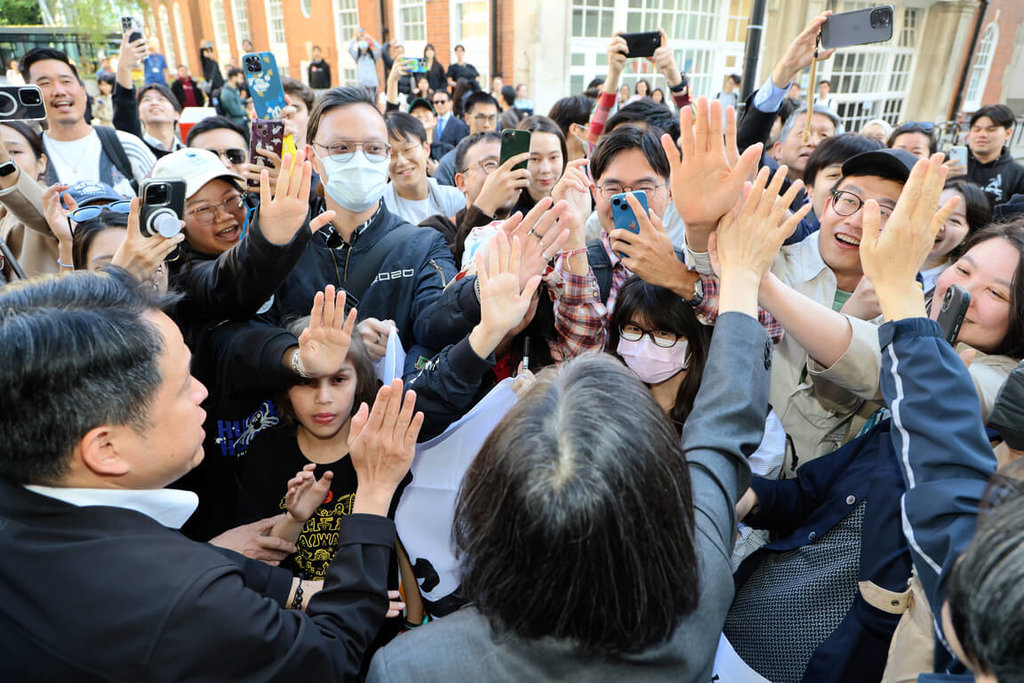 前總統蔡英文於英國時間17日在倫敦政經學院演講，在校園引發一陣騷動，台灣粉絲們紛紛向她索取簽名、要求擊掌。 圖：訪團提供