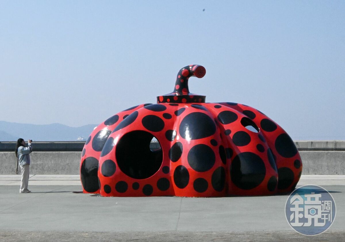 「瀨戶內國際藝術祭2025」已於2025年4月18日盛大登場，圖為草間彌生之作《赤かぼちゃ》。（Credit：“Red Pumpkin”Yayoi Kusama,2006 Naoshima Miyanoura Port Square ©YAYOI KUSAMA）*請勿擅自轉載 圖：鏡傳媒提供
