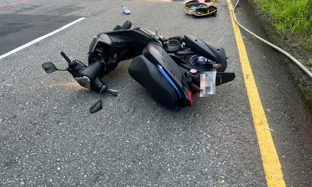 基隆市1名少年18日凌晨騎機車載著黃姓男子，行經基金一路時疑過彎速度過快，失控撞上中央分隔島，少年送醫不治，黃男在長庚醫院搶救中。（讀者提供）中央社記者王朝鈺傳真  114年5月18日