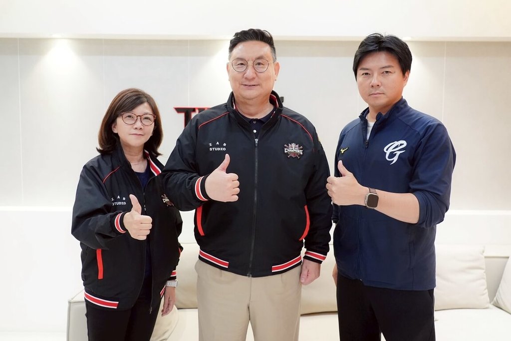 中職富邦悍將隊18日表示，近期富邦育樂總經理陳昭如（左）、副領隊林威助（右）率團到韓職起亞虎隊交流，也拜會起亞虎球團領隊沈哉學（中）。（富邦悍將提供）中央社記者楊啟芳傳真  114年5月18日