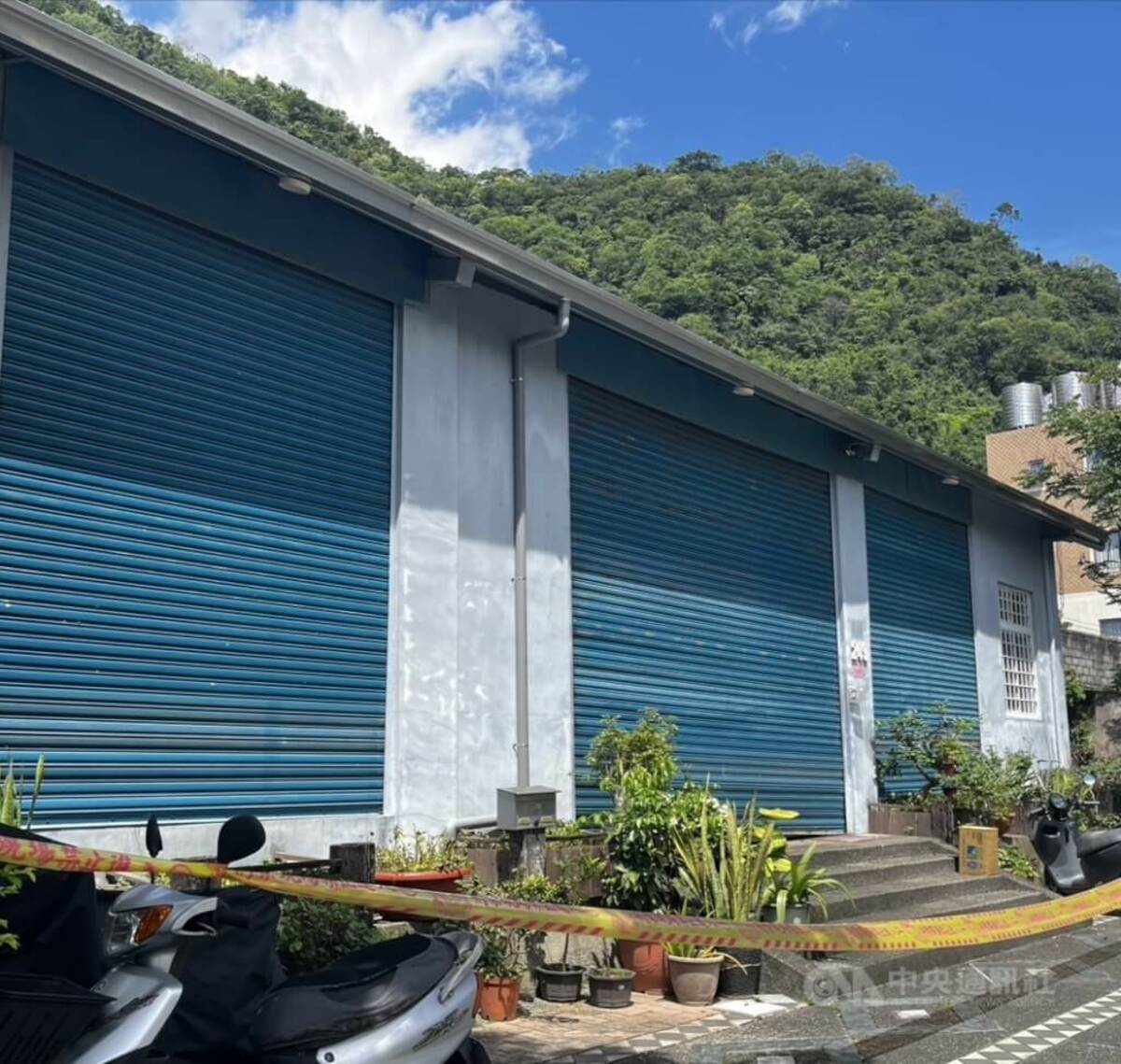 花蓮縣秀林鄉某召會聚會所房間內，發現蔡姓女子疑遭勒斃，警方組成專案小組，並報請檢察官指揮偵辦，也調閱周遭監視器及清查蔡女交友情況，目前已鎖定特定對象持續追查。圖為遭警方封鎖命案現場。中央社記者李先鳳攝  114年5月18日