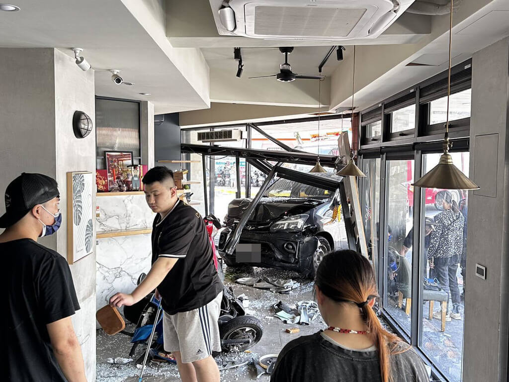 花蓮市富強路與富吉路轉角早午餐店18日上午遭一輛廂型車不明原因衝撞，連停在店門口的機車也被推撞進店裡，店家落地窗玻璃碎裂，玻璃碎片散落滿地。（民眾提供）中央社記者李先鳳傳真  114年5月18日