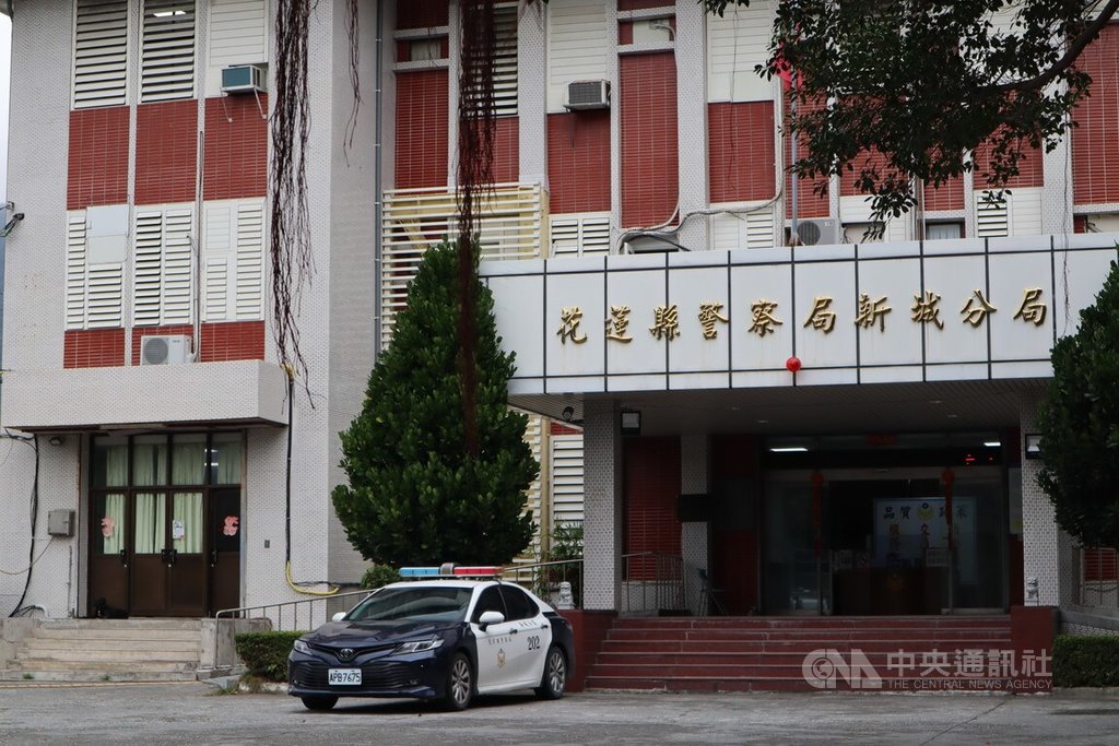 花蓮縣某校女教師17日被發現陳屍某召會聚會所房間，疑遭勒斃。警方18日中午在海堤防風林發現嫌犯並將其逮捕，進一步釐清案情。圖為花蓮縣警察局新城分局。中央社記者李先鳳攝  114年5月18日