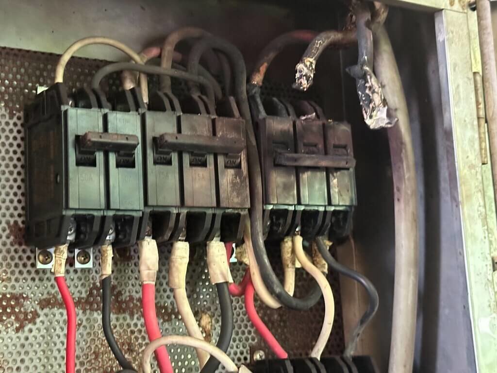 基隆市林姓水電人員18日中午在獅球路某宗教講堂維修，更換遮斷器時疑操作不慎造成短路，導致變電箱爆炸，林男燒燙傷送醫，幸無生命危險。（讀者提供）中央社記者王朝鈺傳真  114年5月18日