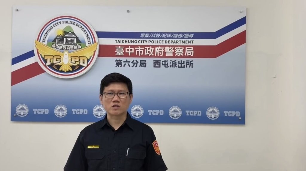 台中一名女童17日在西屯區過馬路時，遭紅衣婦人大力推倒致右膝受傷。第六警分局西屯派出所副所長莊貽麟（圖）18日說明，已接獲家長報案，將追查涉案婦人到案。（警方提供）中央社記者郝雪卿傳真  114年5月18日