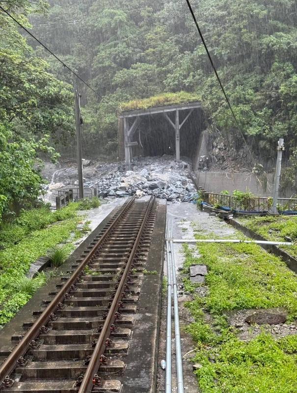 因豪雨影響，台鐵北回線受土石流影響，北迴線中斷。 圖：翻攝自靠北台鐵