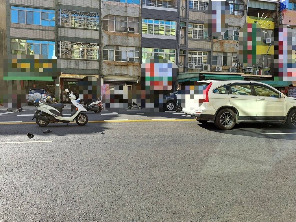 68歲康姓男子18日下午徒步沿高雄市鳳山區五甲三路由南向北穿越馬路，與開車由西向東的57歲李姓男子發生碰撞，康男頭部重創、到院前死亡，肇事原因待釐清。（高雄市政府警察局鳳山分局提供）中央社記者張已亷傳真  114年5月18日