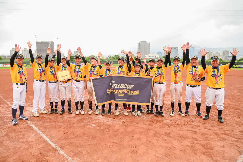 114年TLLB CUP U13台灣社區棒球錦標賽18日進行冠軍戰，上屆冠軍WHB魔法師以5比3擊敗東橋社區完成連霸，取得LLB 50/70參賽資格。（台灣世界少棒聯盟提供）中央社記者謝靜雯傳真  114年5月18日
