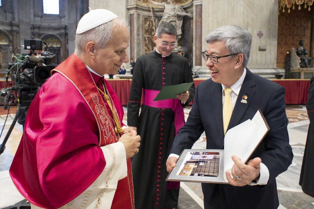 總統特使陳建仁前副總統於典禮後會見教宗良十四世（Pope Leo XIV），代表賴清德總統致意，轉達我國政府、人民及天主教社群的誠摯祝賀。 圖:外交部提供
