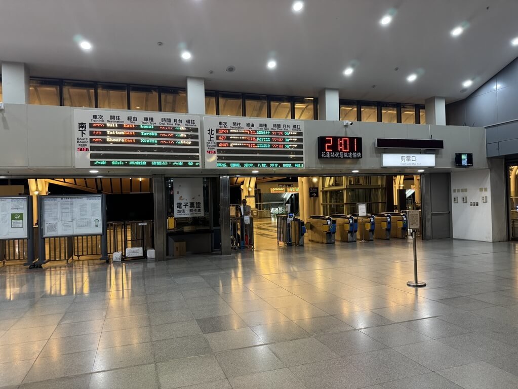 台鐵和仁與崇德間因大雨遭土石流淹沒軌道，北迴線雙向中斷；花蓮縣政府表示，19日秀林鄉和平村（和平、和中、和仁）停止上班上課。圖為花蓮站晚間空蕩蕩情形。（民眾提供）
