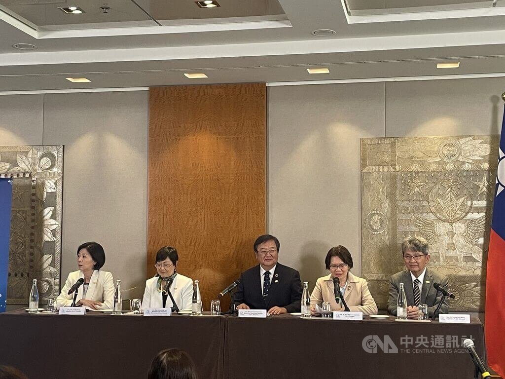 台灣世衛行動團與日內瓦國際記者協會共同舉辦記者會，歐洲記者詢問台灣對邦交國醫療援助是否減少，衛福部長邱泰源（中）強調不減反增。圖左2為僑委會委員長徐佳青、左1國民黨立委王育敏、右1民進黨立委王正旭、右2民眾黨立委劉書彬。中央社記者田習如日內瓦攝 114年5月19日 圖：中央社提供