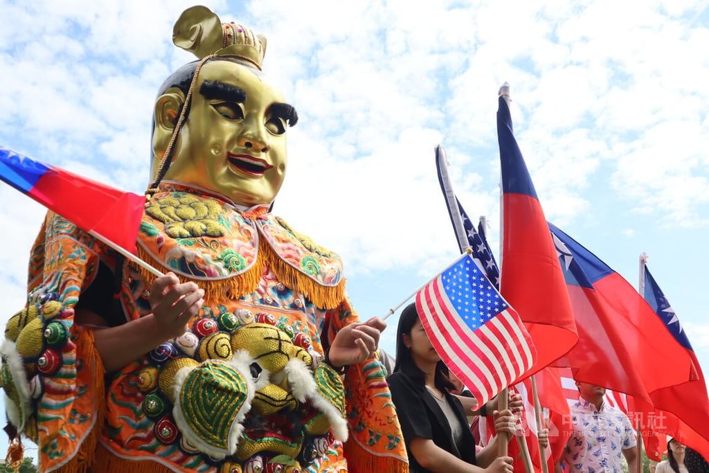 美國聯邦參議院15日召開聽證會，期間參議員克魯茲呼籲鬆綁禁止「台灣盟友」在美國領土展示具有主權象徵的國旗等政策。圖為大華府台僑偕三太子18日於國會前揮舞美、台國旗，呼籲支持台灣加入世界衛生組織。中央社記者鍾佑貞華盛頓攝 114年5月19日 圖：中央社提供