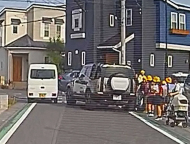 日本埼玉縣三鄉市4名小學生被休旅車撞傷，肇逃的42歲中國籍駕駛鄧洪鵬18日投案。 圖：翻攝X（前推特）