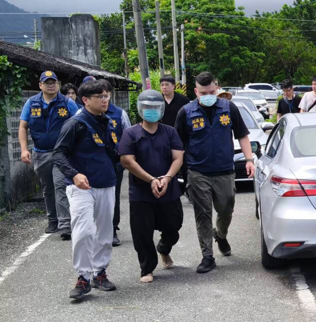 花蓮縣某校女教師17日被發現陳屍某召會聚會所房間內，疑遭勒斃。警方鎖定一名瘖啞男子（前左2），18日在海堤防風林將其逮捕，帶回釐清案情。中央社記者李先鳳攝  114年5月18日