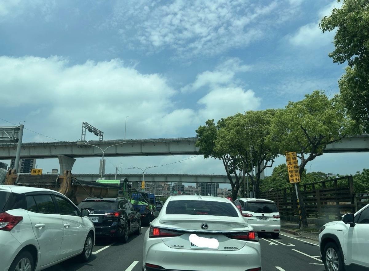 初三走春北返爆量，高公局預估交通量1.4倍，建議避開11大壅塞路段。 圖：林岑韋／攝（資料照）