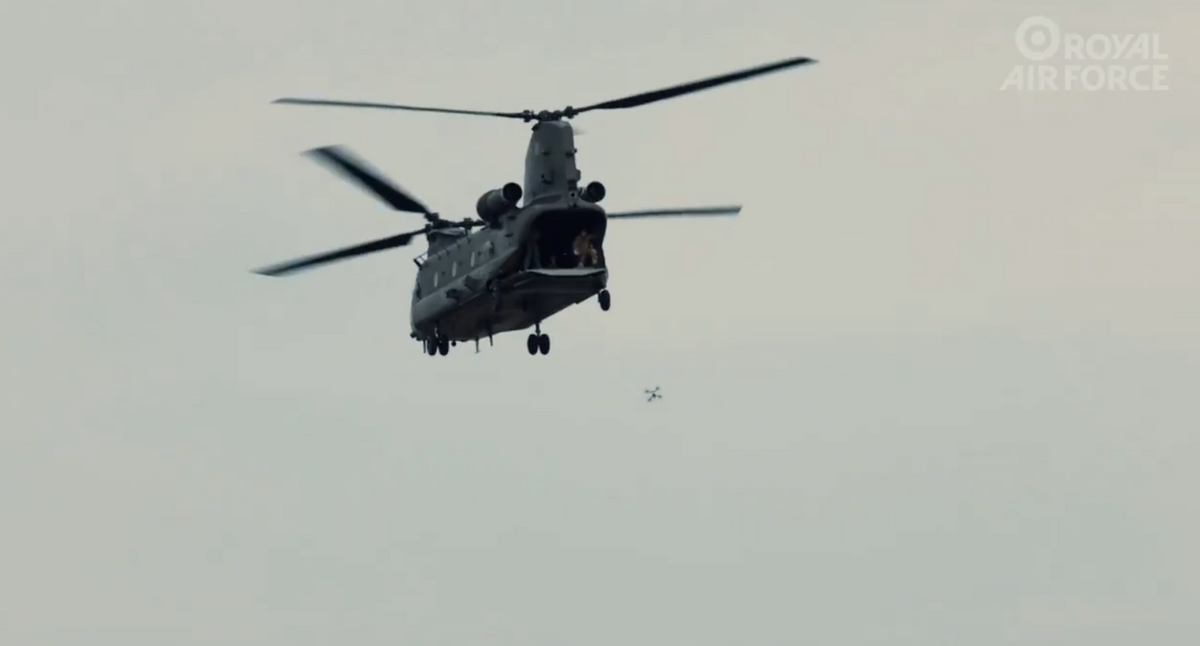 英國皇家空軍進行了一項名為「黃蜂巢」的測試，從 CH-47 契努克直升機上直接發射了一架 FPV 無人機。 圖：翻攝自 MilitaryNewsUA X 帳號