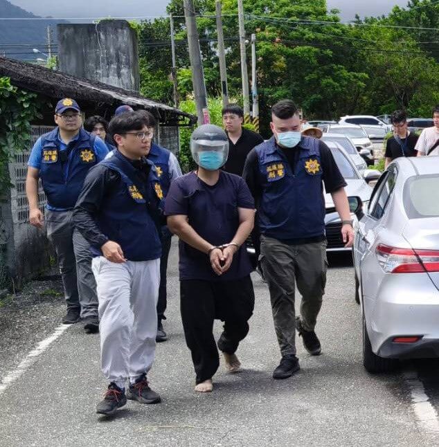 花蓮縣某校女教師17日被發現陳屍某召會聚會所房間內，疑遭勒斃。警方鎖定一名瘖啞男子（前左2），18日在海堤防風林將其逮捕。中央社記者李先鳳攝  114年5月18日
