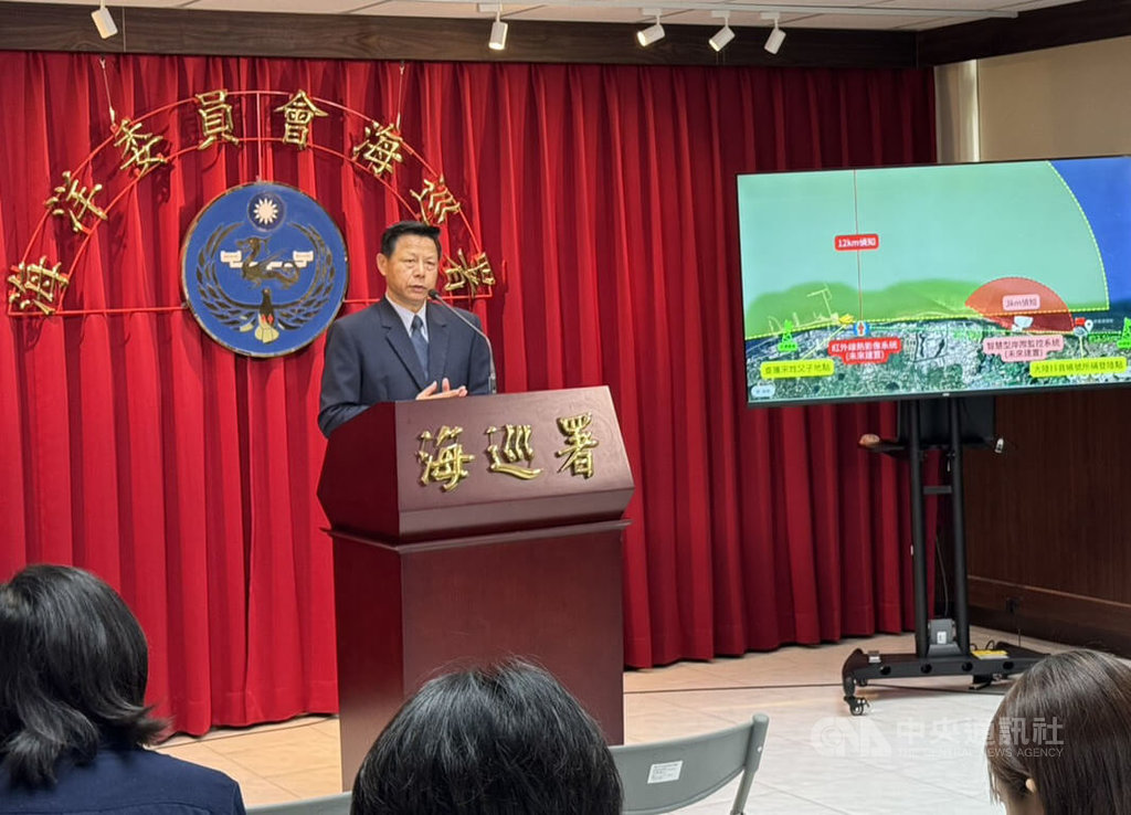 自稱「山東凱哥」的中國男子發布影片聲稱登陸桃園大園海岸。海洋委員會海巡署19日上午舉行記者會說明，副署長兼發言人謝慶欽（圖）表示，岸際拍攝畫面確定是在大園風力發電機岸際，但是否為自駕偷渡或由在地協力擺拍，深入追查中。中央社記者黃麗芸攝  114年5月19日