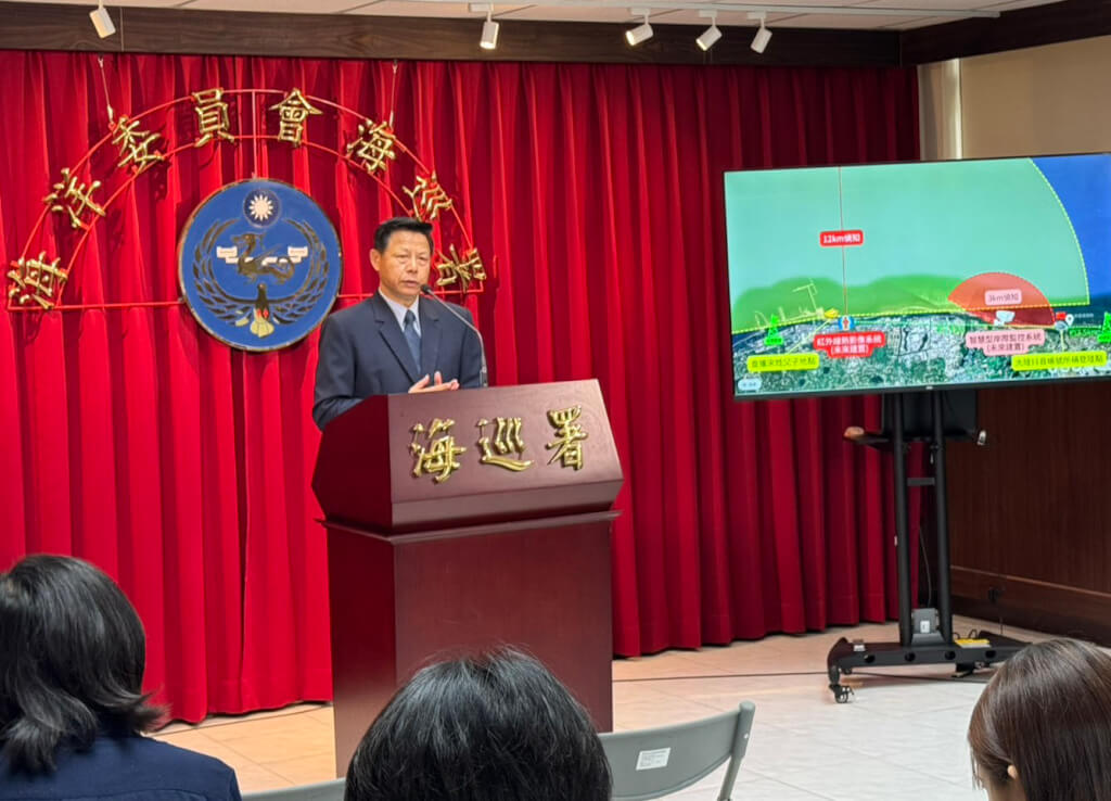海洋委員會海巡署19日上午舉行記者會說明，副署長兼發言人謝慶欽（圖）表示，「山東凱哥」岸際拍攝畫面確定是在大園風力發電機岸際，但是否為自駕偷渡或由在地協力擺拍，深入追查中。中央社記者黃麗芸攝  114年5月19日