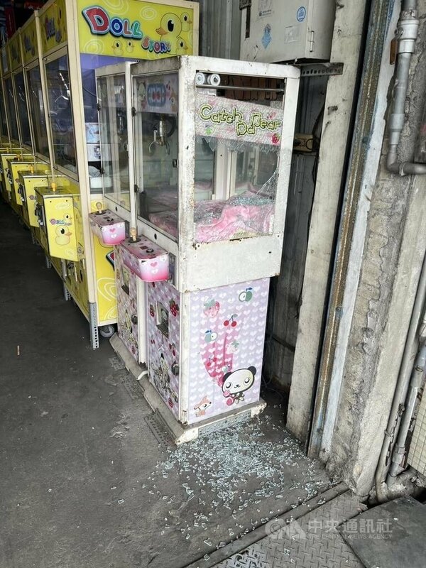 楊姓男子疑與業者有消費糾紛，17日持空氣槍到台中市霧峰區1家娃娃機店內射擊鋼珠，導致強化玻璃破裂，幸無人傷亡。（翻攝照片）中央社記者蘇木春傳真 114年5月19日