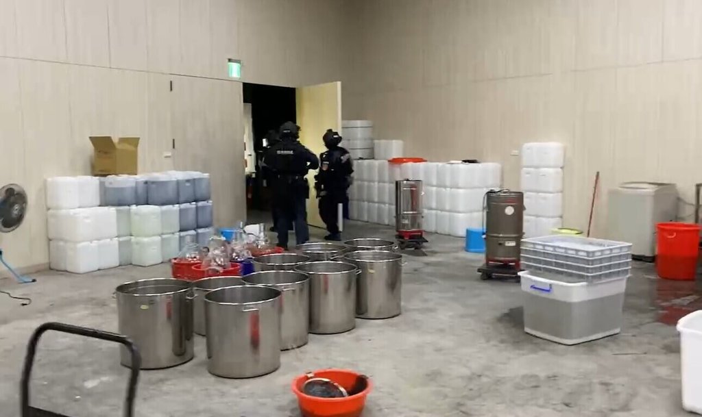 刑事警察局中部打擊犯罪中心接獲情資，有毒品犯罪集團利用台中太平區一處鐵皮廠房，製造第三級毒品愷他命，專案小組掌握集團成員犯罪模式後，攻堅進入製毒工廠逮人。（警方提供）中央社記者趙麗妍傳真  114年5月19日