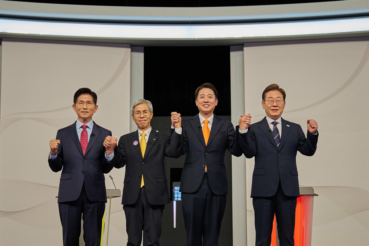 南韓第 21 屆總統大選首場電視辯論會於當地時間 18 日舉行，包含國民力量候選人金文洙(左一)、共同民主黨候選人李在明(右一)、民主勞動黨候選人權英國(左二)以及改革新黨總統候選人李俊錫(右二)均出席辯論活動。 圖：翻攝自 李在明 X 帳號