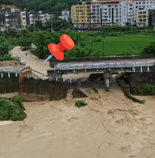 最近中國廣東茂名信宜市北界鎮一處橋梁垮塌。 圖：翻攝自極目新聞