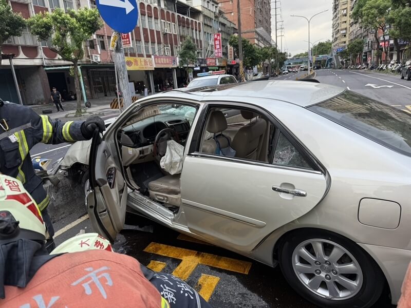 新北市三峽區19日下午4時許發生重大車禍，消防指出，1輛自小客車不明原因衝撞多名路人，駕駛自撞後受困救出送醫。（翻攝畫面）中央社記者趙敏雅傳真 114年5月19日