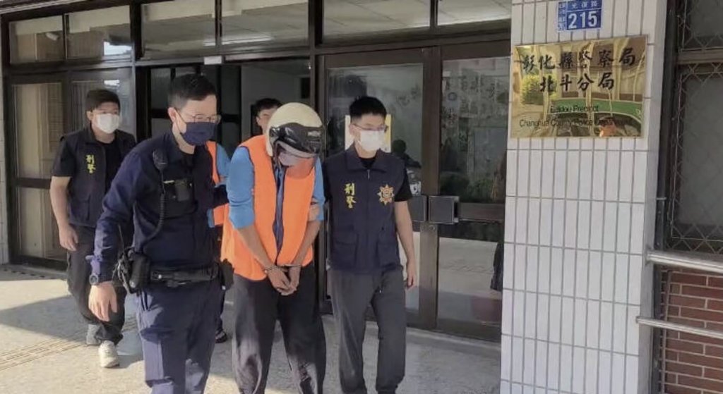 賴姓男子不滿鄭姓女子提分手，夥同張姓男子持西瓜刀砍死鄭女，共同犯殺人罪，賴男遭判無期徒刑。彰化地方法院19日說明，張男因聽命賴男且受控制，參與程度較低，且並無任何前科，素行良好，若無受賴男指使，不會犯案，因此判處有期徒刑3年6月。圖為賴男遭警方移送複訊情形。（民眾提供）中央社記者吳哲豪傳真  114年5月19日