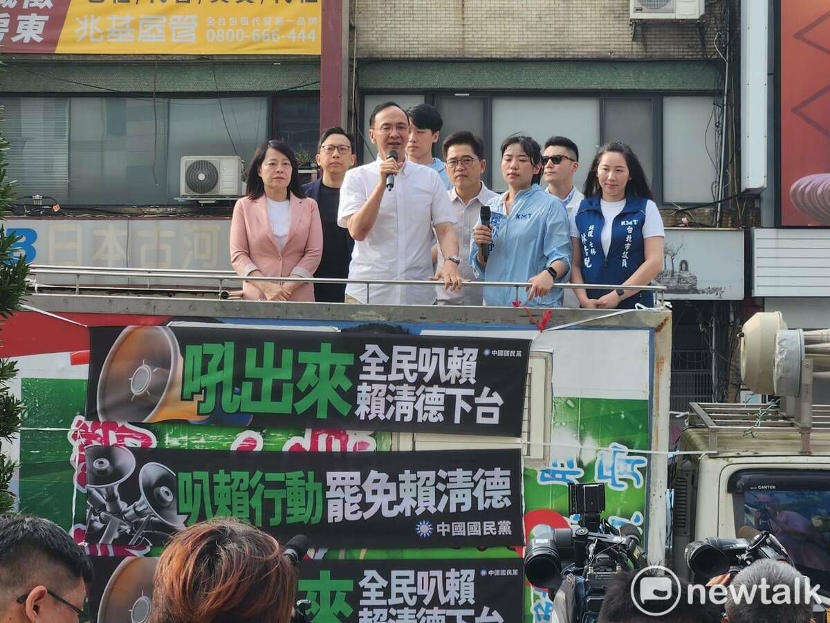 國民黨主席朱立倫於車隊出發前，站上抗議車表達對總統賴清德的不滿。 圖：黃建豪/攝