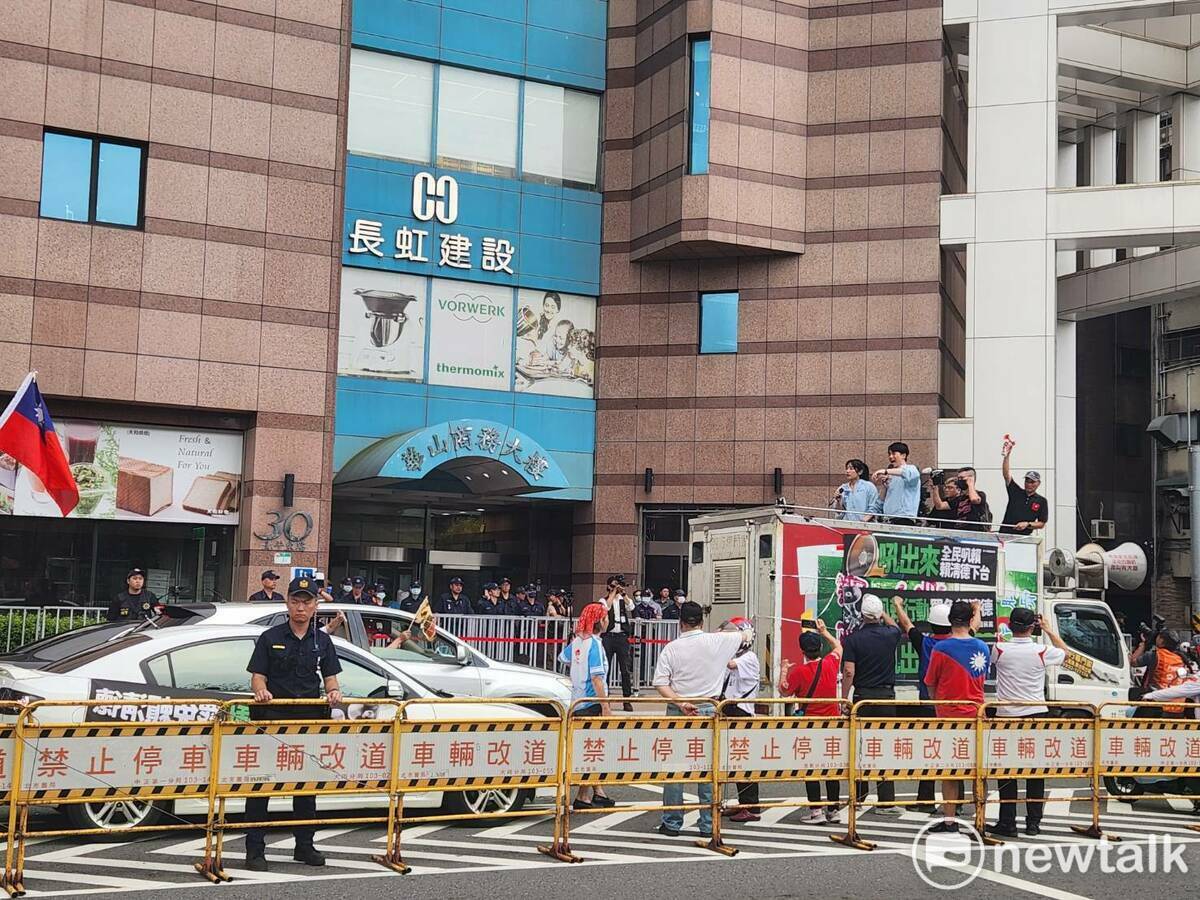 國民黨抗議出隊抵達民進黨中央黨部前鳴按喇叭抗議。 圖：黃建豪/攝