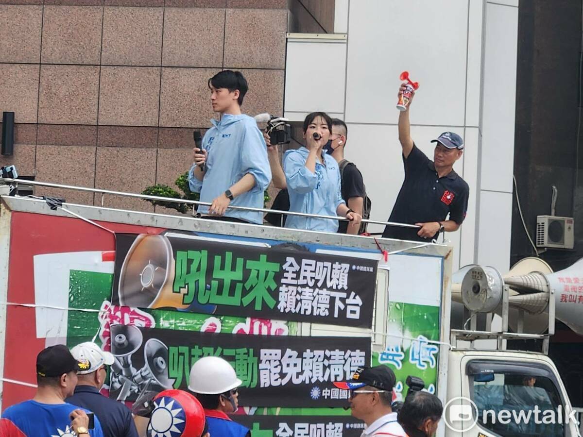 國民黨抗議出隊抵達民進黨中央黨部前鳴按喇叭抗議。 圖：黃建豪/攝