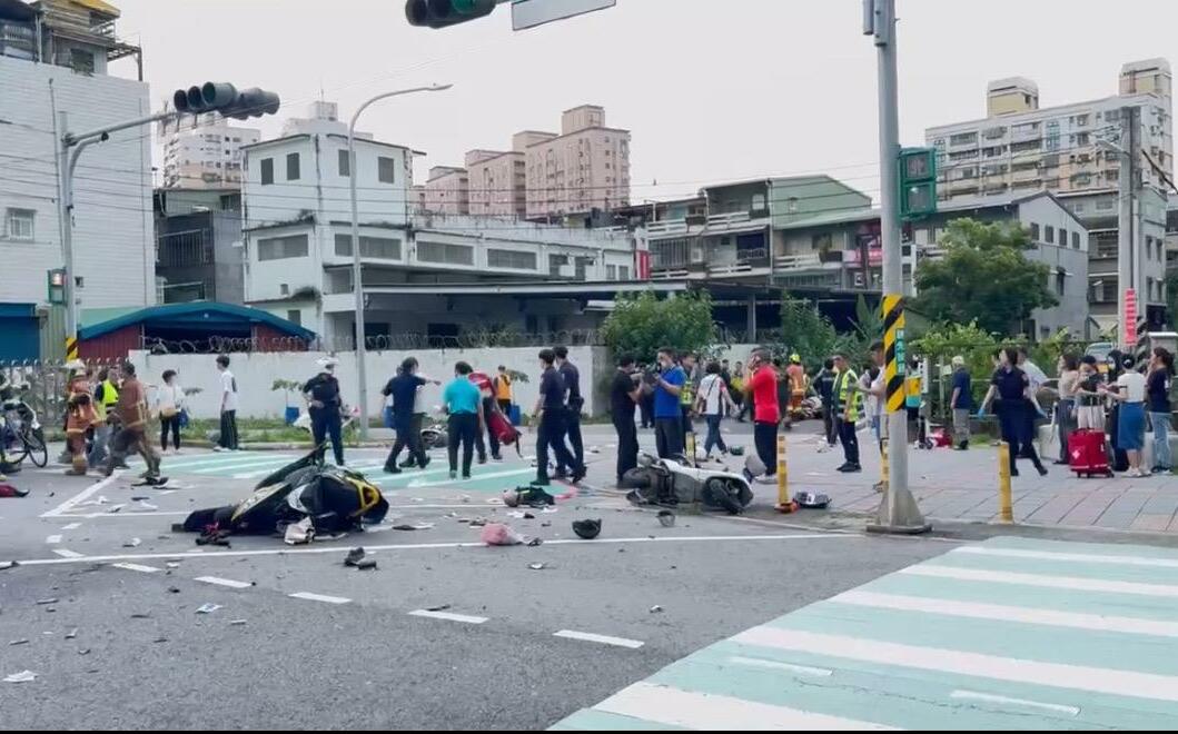 快訊》三峽北大國小旁重大車禍 16人輕重傷、4人命危