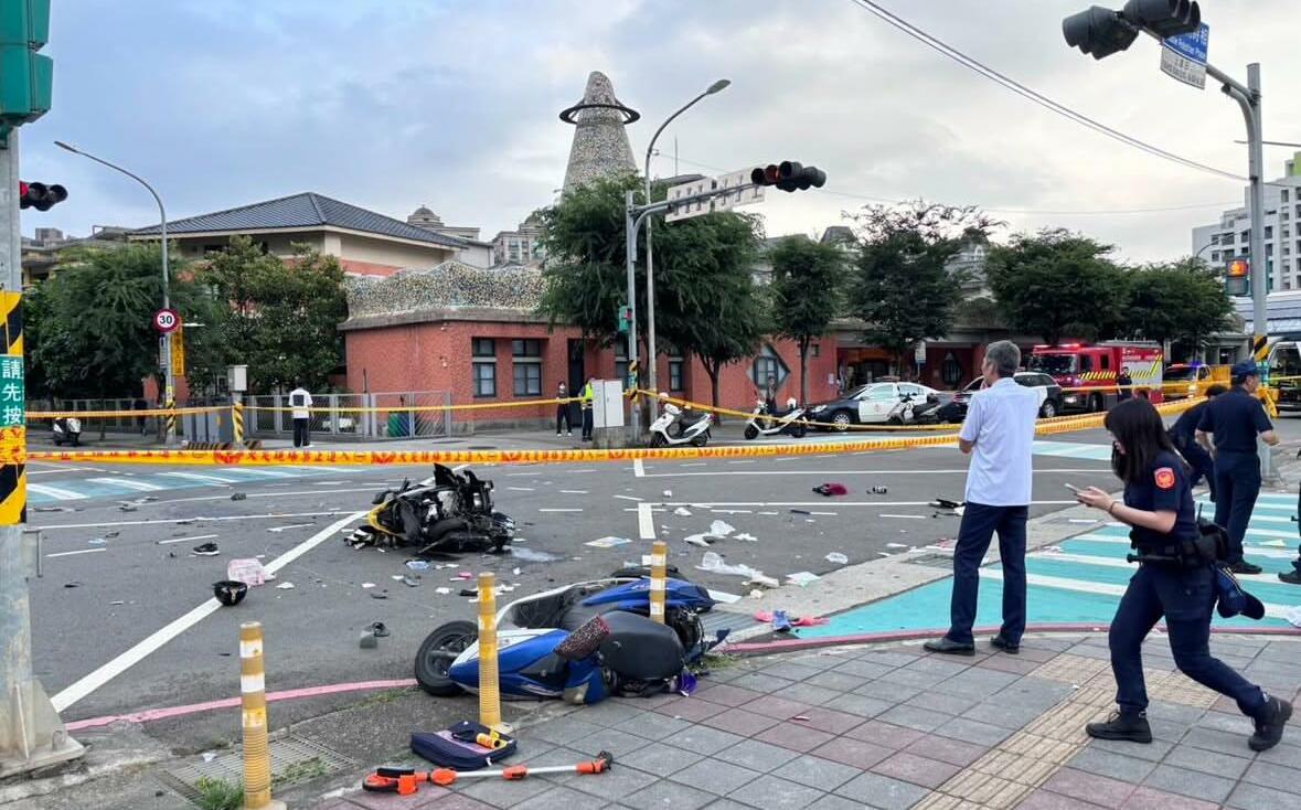 三峽車禍3死12傷 男童回現場找「騎黑黃色機車」的媽媽 惹網友鼻酸