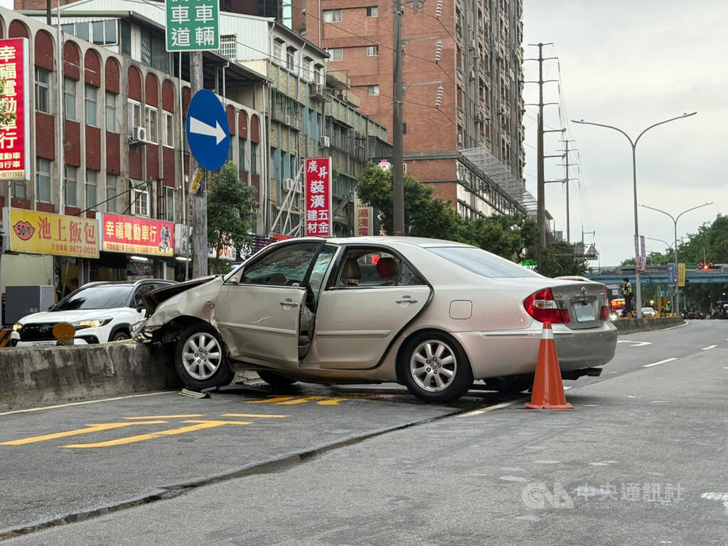 新北市三峽區國成街與國光街口19日下午發生重大車禍，1輛自小客車不明原因衝撞多名路人，直到在復興路110巷巷口自撞中央分隔島才停下。中央社記者林恕暉攝  114年5月19日