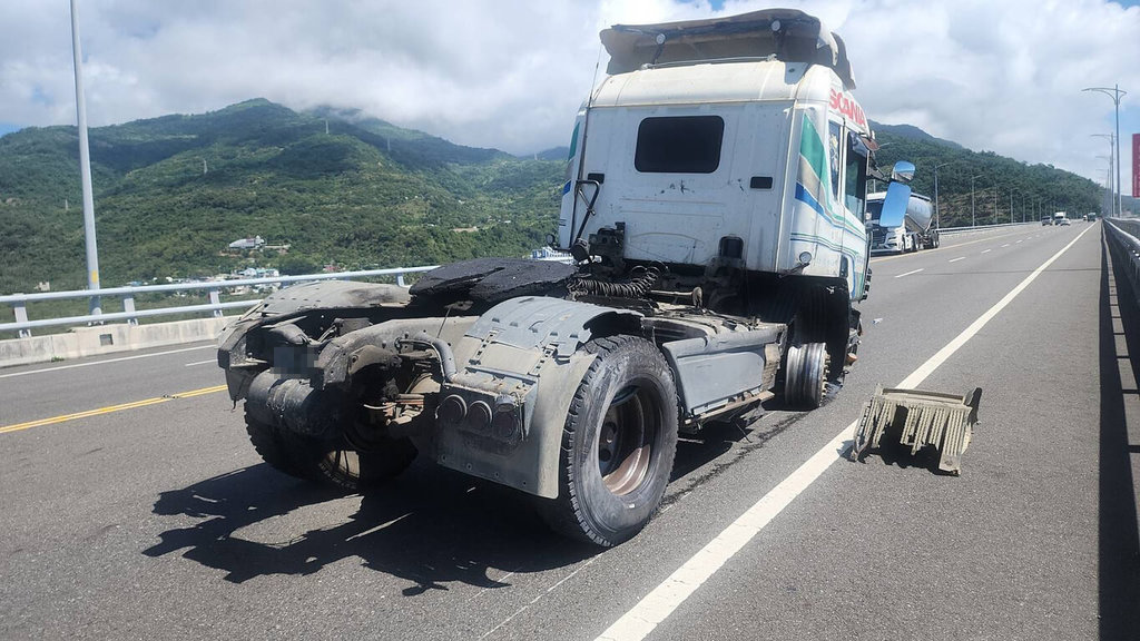 南迴公路台9線398公里多良路段，19日發生曳引車自撞護欄致爆胎事故，警方獲報到場處理；發現曳引車18日在彰化花壇失竊，經查才知是父子吵架後兒子偷開父親車。（民眾提供）中央社記者李先鳳傳真  114年5月19日