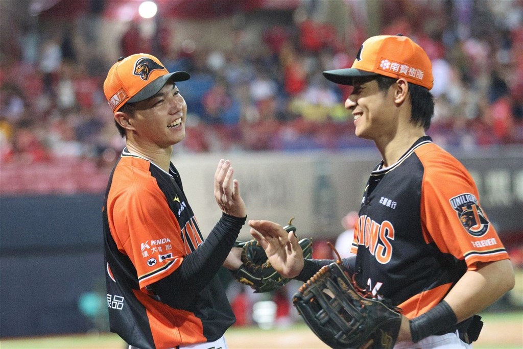 中職統一7-ELEVEn獅隊、味全龍隊20日交手，獅隊將派出本土投手郭俊麟（左）先發，盼延續勝場。（統一獅隊提供）