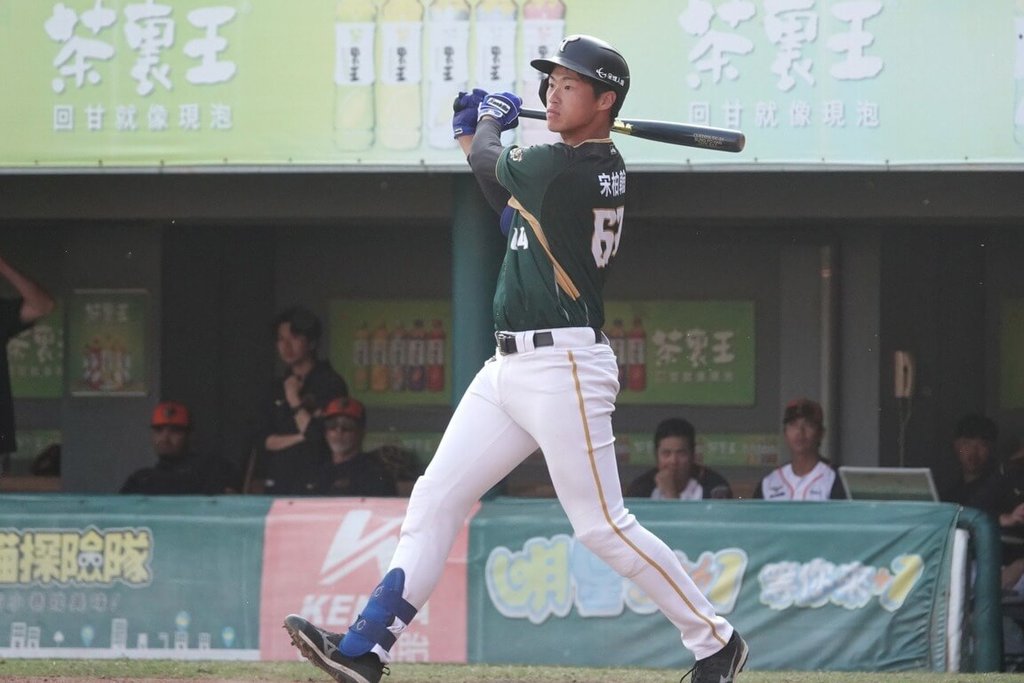 中職台鋼雄鷹19日有球員異動，新註冊名單包括113年選秀第3輪選進內野手宋柏翰，目前暫居二軍打擊王、安打王。圖為宋柏翰2月25日季前熱身賽出賽畫面。（台鋼雄鷹提供）中央社記者謝靜雯傳真  114年5月19日