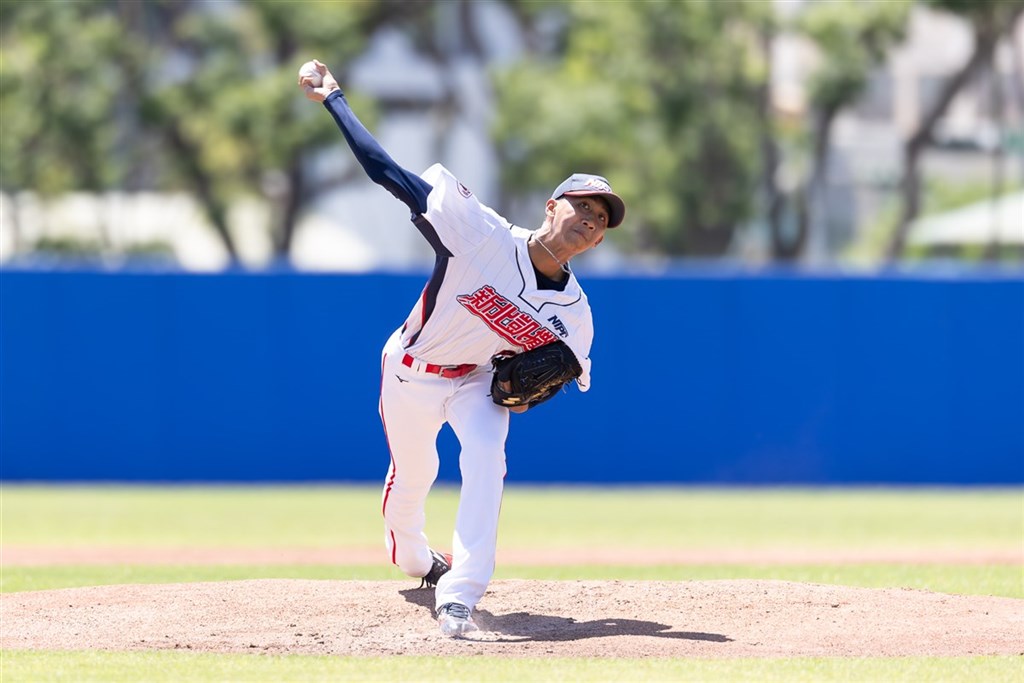 亞運成棒培訓隊藍白對抗賽19日第2戰，藍隊由19歲投手林張子俊（圖）先發，投3局無失分最速151公里、無關勝敗。（中華民國棒球協會提供）