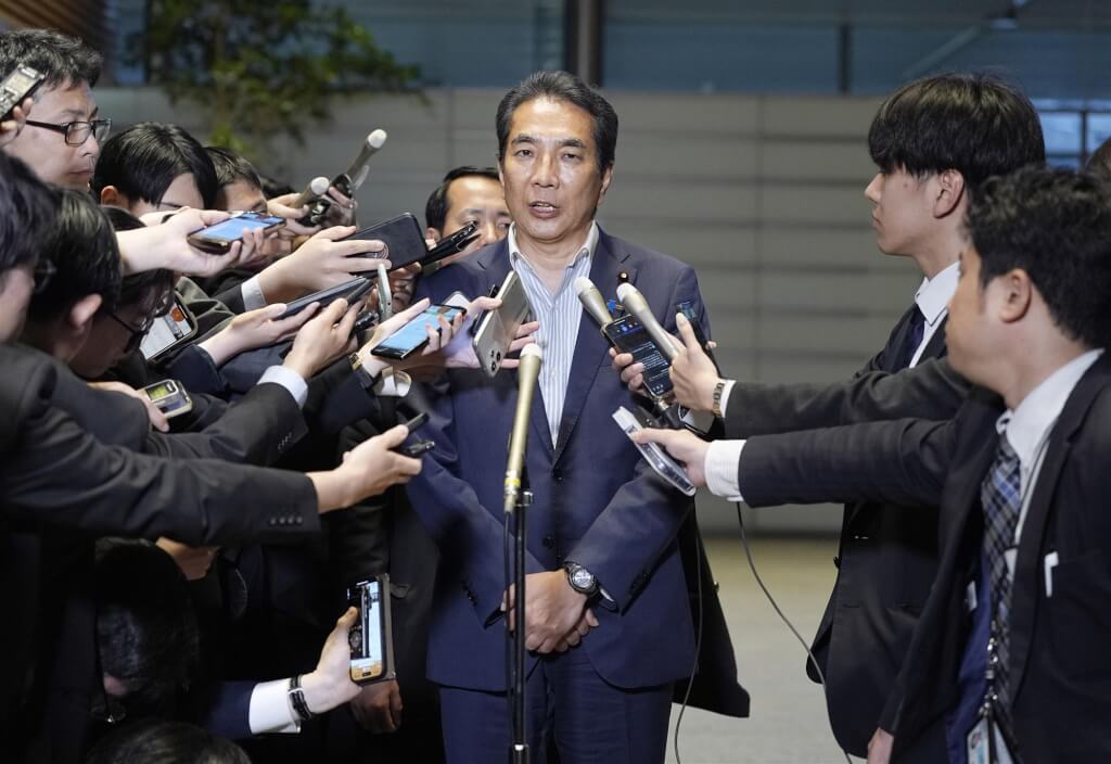 日本農林水產大臣江藤拓（藍色西裝）19日現身回覆爭議言論。（共同社） 圖：中央社提供