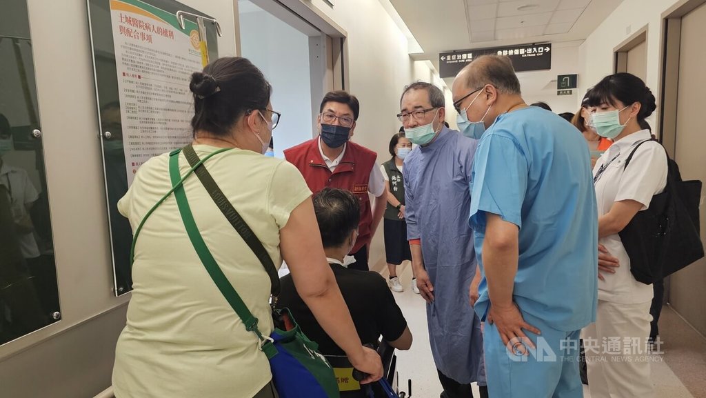 新北市三峽區北大國民小學外19日下午發生重大車禍，造成多人重傷送醫，副市長劉和然（後左）趕赴醫院慰問傷者。中央社記者王鴻國攝  114年5月19日 圖：中央社提供