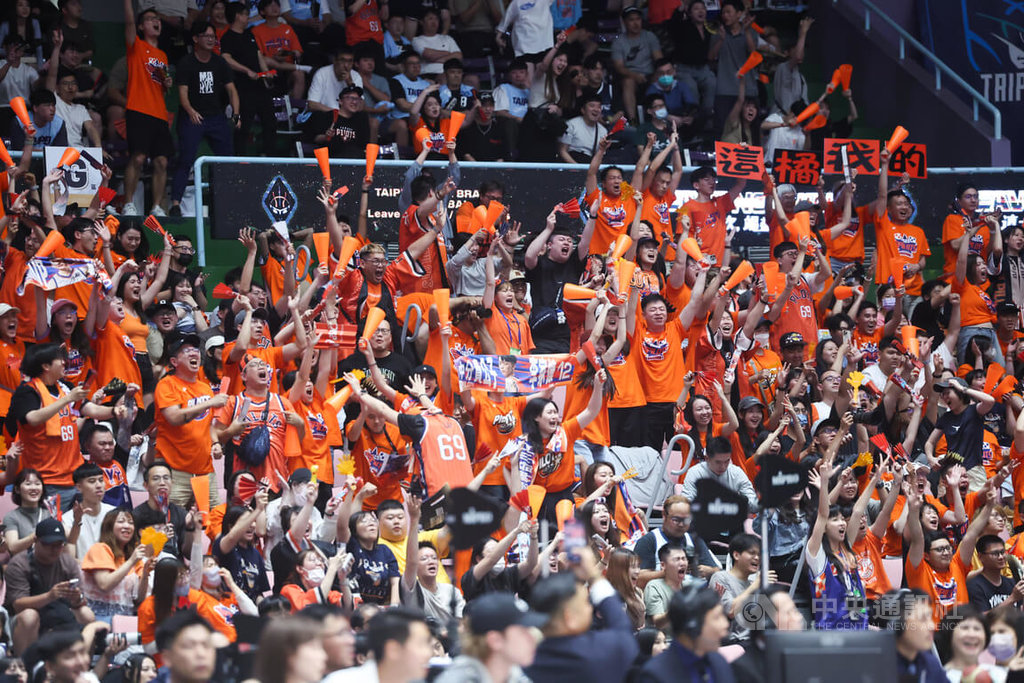 台灣職籃P. LEAGUE+聯盟總冠軍賽第6戰19日晚間在桃園市立體育館舉行，桃園璞園領航猿以83比67擊敗台北富邦勇士，總冠軍賽確定進入第7戰；領航猿球迷在場邊加油打氣。中央社記者吳家昇攝 114年5月19日
