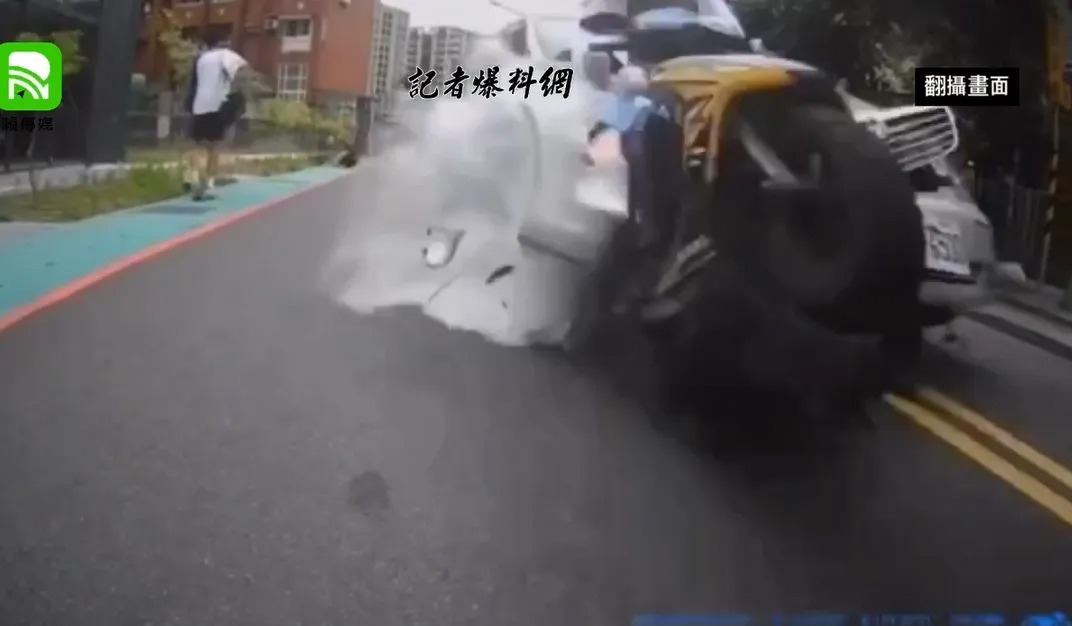 余姓男子駕駛的車輛衝撞停等紅燈的機車及放學人潮，導致3死12傷悲劇。 圖：翻攝記者爆料網