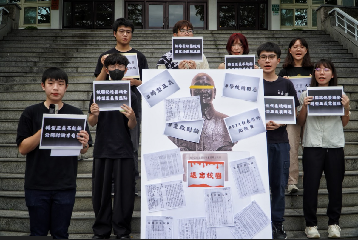 東吳島社與學生代表19日召開記者會與校園宣講行動，要求東吳大學應盡速重啟對蔣介石銅像存廢的公開討論，並啟動校園歷史的整體檢視，落實轉型正義。 圖：學生提供