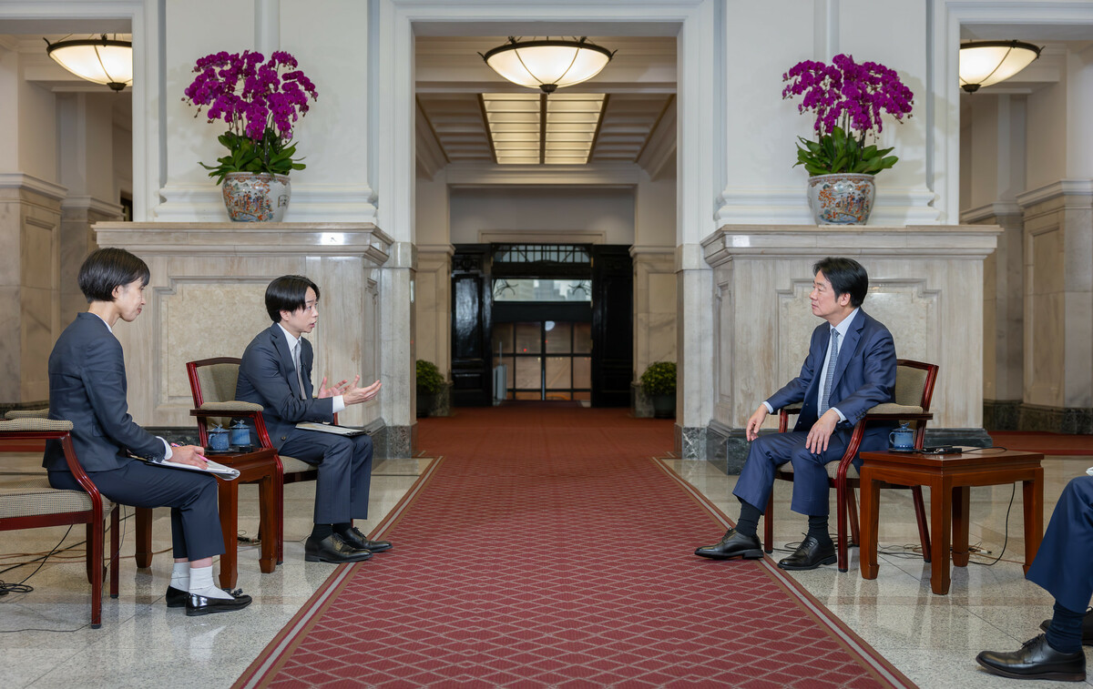 賴清德接受「NTV日本電視台」《NEWS ZERO》節目主持人櫻井翔及「讀賣電視台」上海支局長渡辺容代專井翔（左後）專訪。 圖：總統府提供