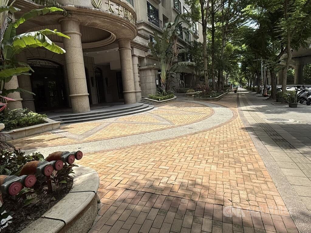 新北市三峽區19日發生重大車禍，余姓駕駛涉嫌駕自小客衝撞，造成3死12傷。他5年前於案發現場附近國慶路社區也曾駕車肇事，造成社區花圃破損。有住戶說，余姓駕駛習慣性把車開上人行道，讓社區住戶很困擾。中央社記者林恕暉攝  114年5月20日