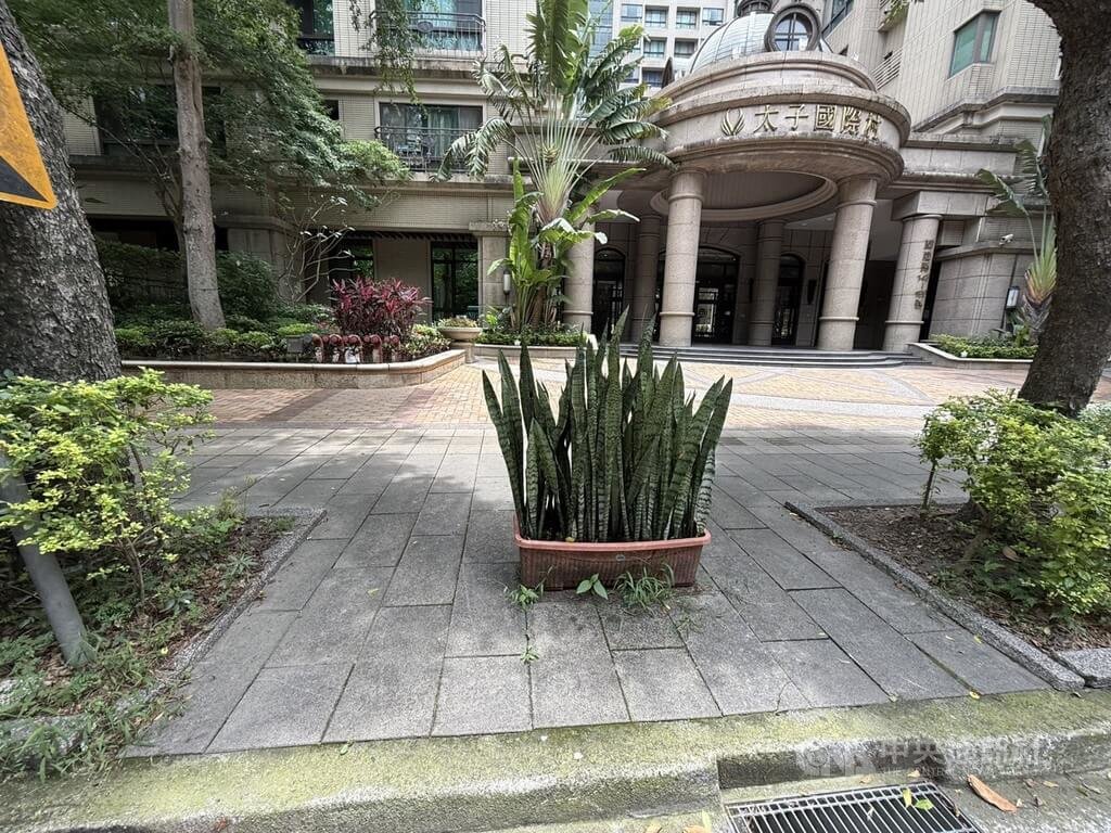 余姓駕駛5年前發生車禍的三峽國慶路太子村社區，距離昨重大車禍案發地點約300公尺。社區前人行道放置花盆，避免汽車開上人行道。中央社記者林恕暉攝  114年5月20日