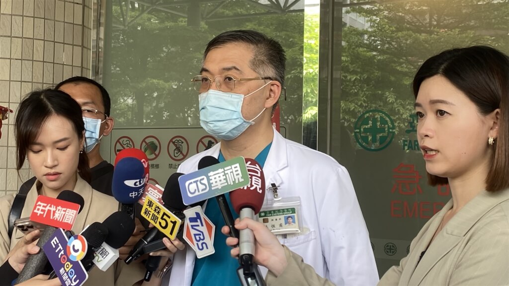新北市三峽區19日發生重大車禍，亞東醫院創傷科主任林恆甫（中）20日在急診室外受訪，說明目前仍在醫院治療的3名病患傷勢狀況。中央社記者黃旭昇新北攝  114年月5日20日