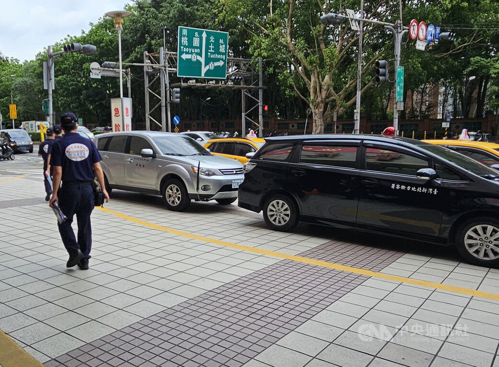 新北市三峽區19日發生重大車禍，造成多人重傷送醫；檢警20日上午前往恩主公醫院相驗，直到近中午才離去。中央社記者王鴻國攝  114年5月20日
